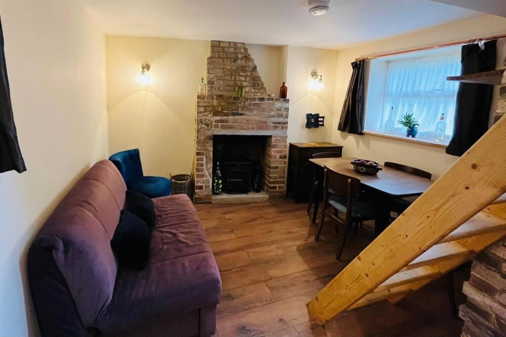 Cute and Cosy Little Cottage, Heathfield - pet-friendly stay