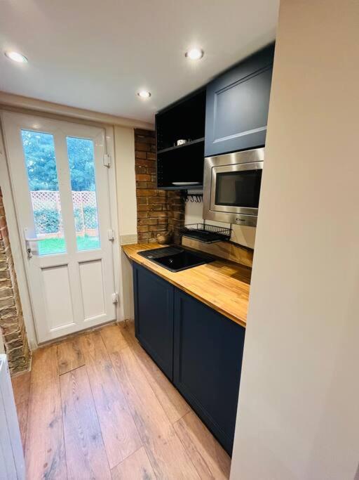 Cute and Cosy Little Cottage, Heathfield photo 3