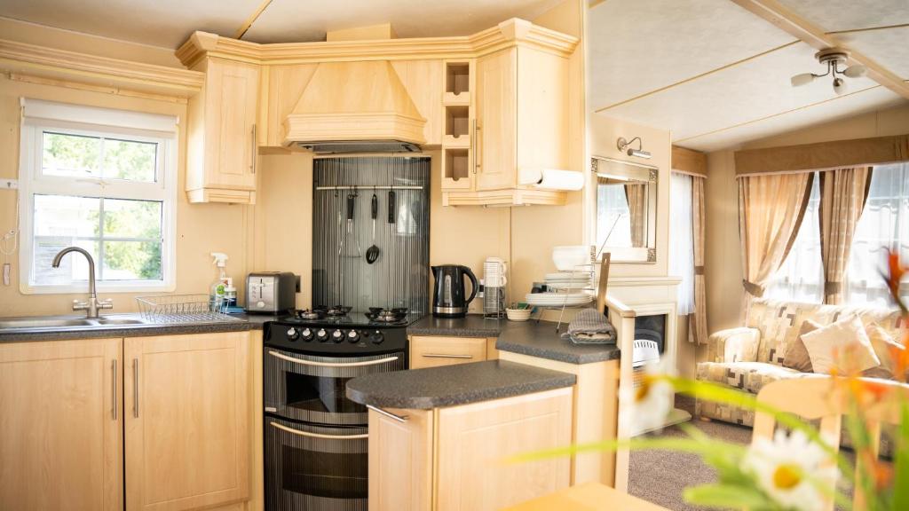 The Willows Static Caravan at Kingsmead Apartment in Cullompton