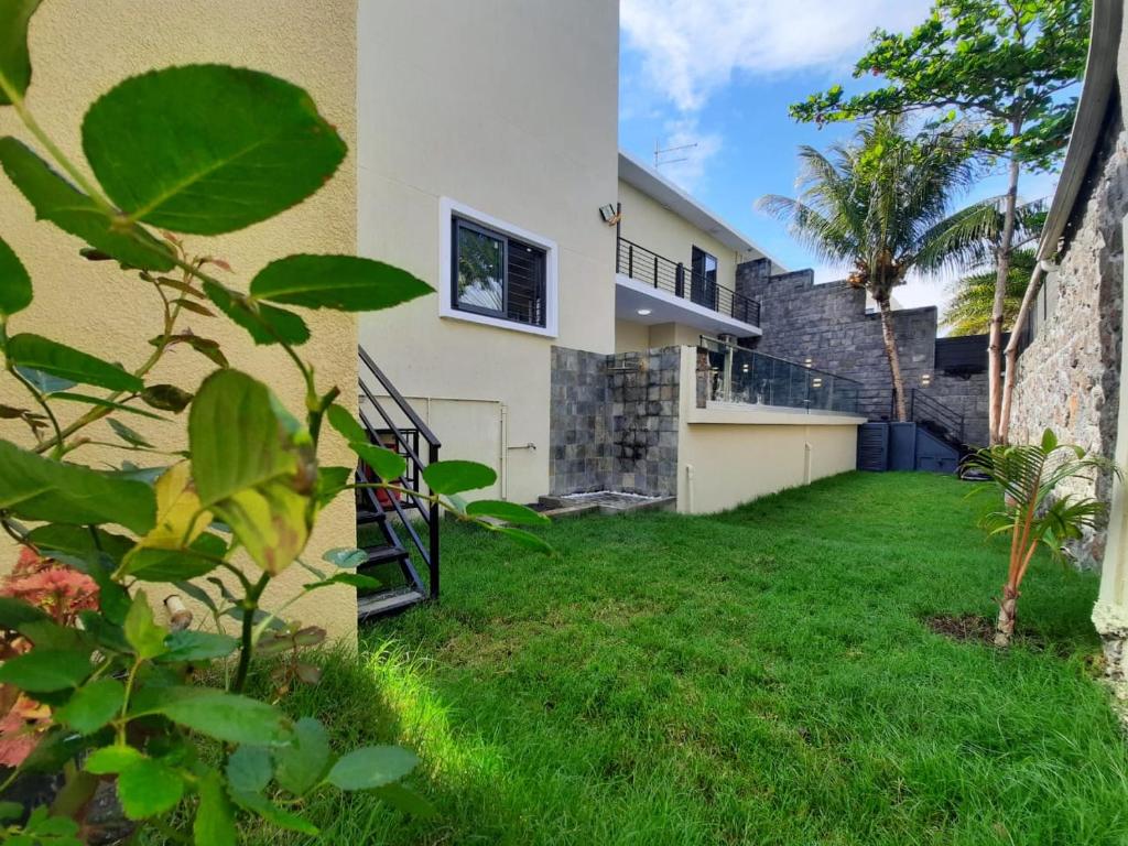 Royal Residence B2 - Gated Semi Detached Villa In Pereybere, Grand Bay