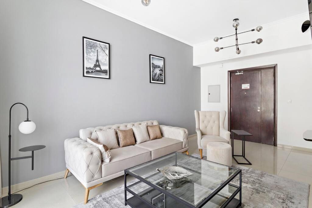 StoneTree - Modern 1 BR Apartment near Marina Beach, Dubaj