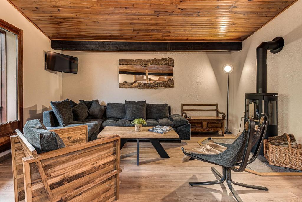 Apartment Les Nantillons, Alpes Agency, Central Chamonix, sleeps 6-8 - 1