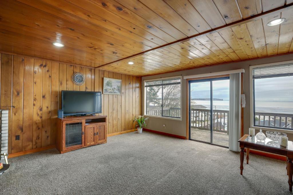 Hilltop Hideout with Sweeping Birch Bay Views, Blaine