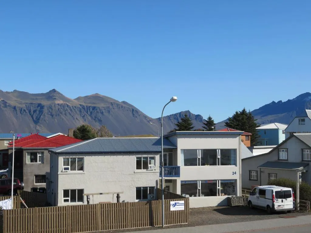 Old Airline Guesthouse, hotel in Höfn