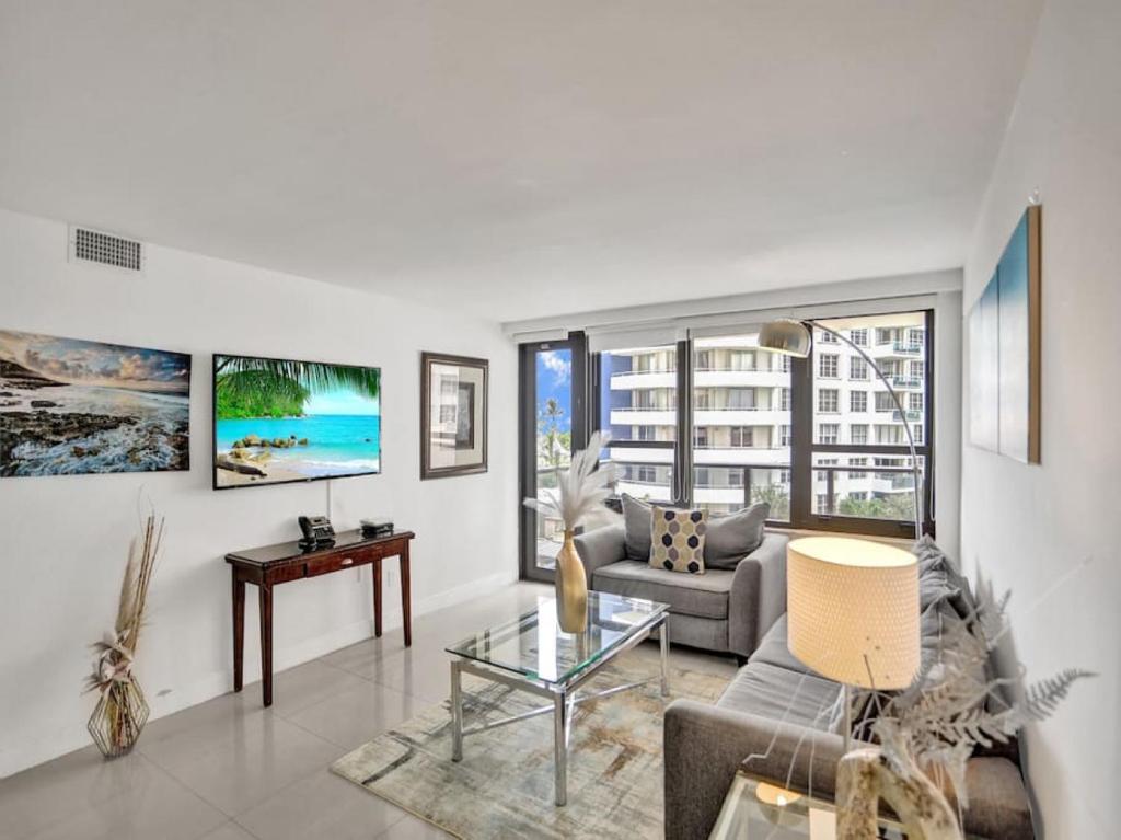 Spacious Ocean View Condo Beach Service 509, Miami Beach