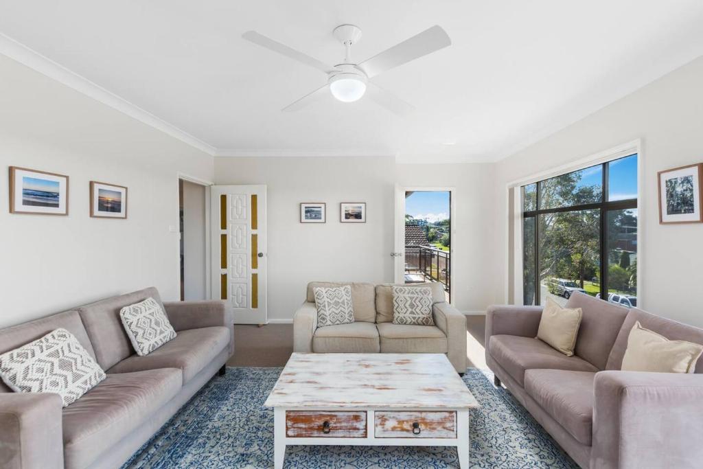 Seaview Escape - Beach Family Getaway with Games, Shellharbour