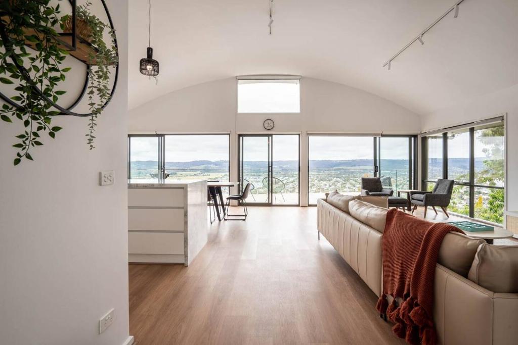 Bay Horizons - Grand Panoramic Coastal Escape, Mount Martha