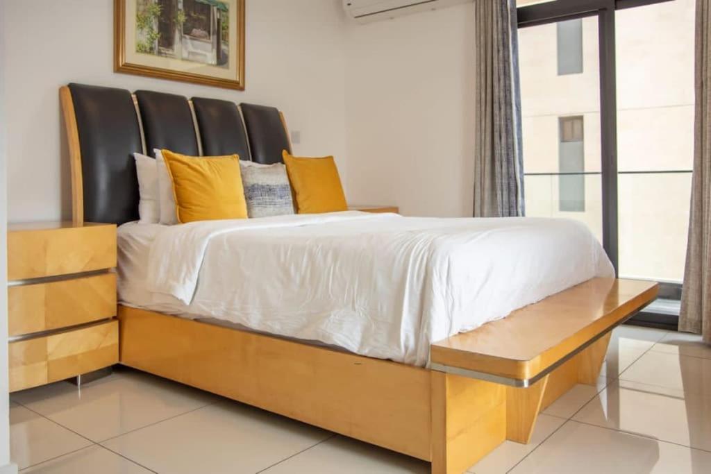 Sunshine Large 1Bed + Big Balcony @Embassy Gardens, Cantonments