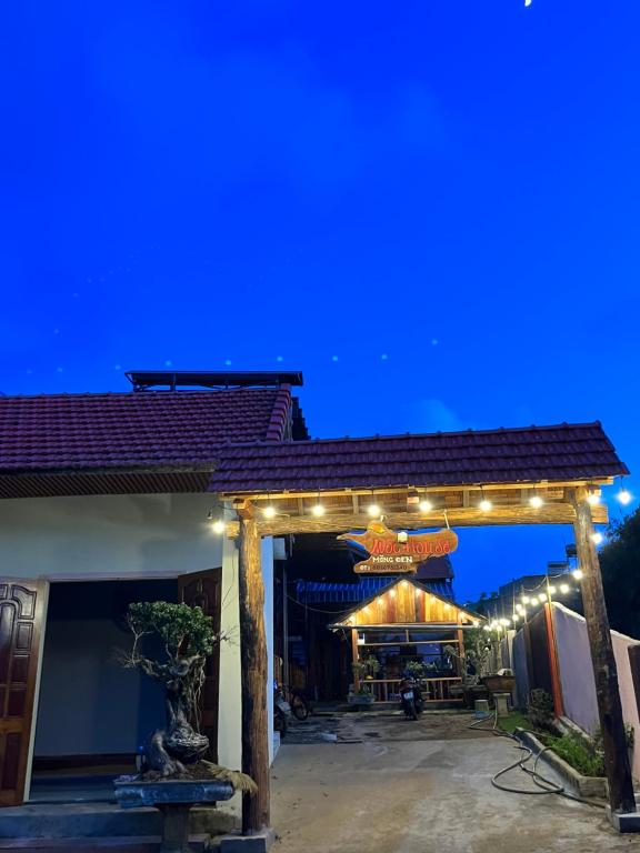 Moc House Mang Đen