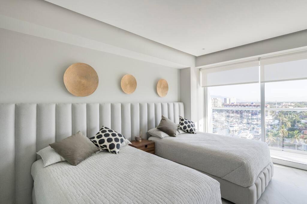Luxury Condo On The Marina - 2