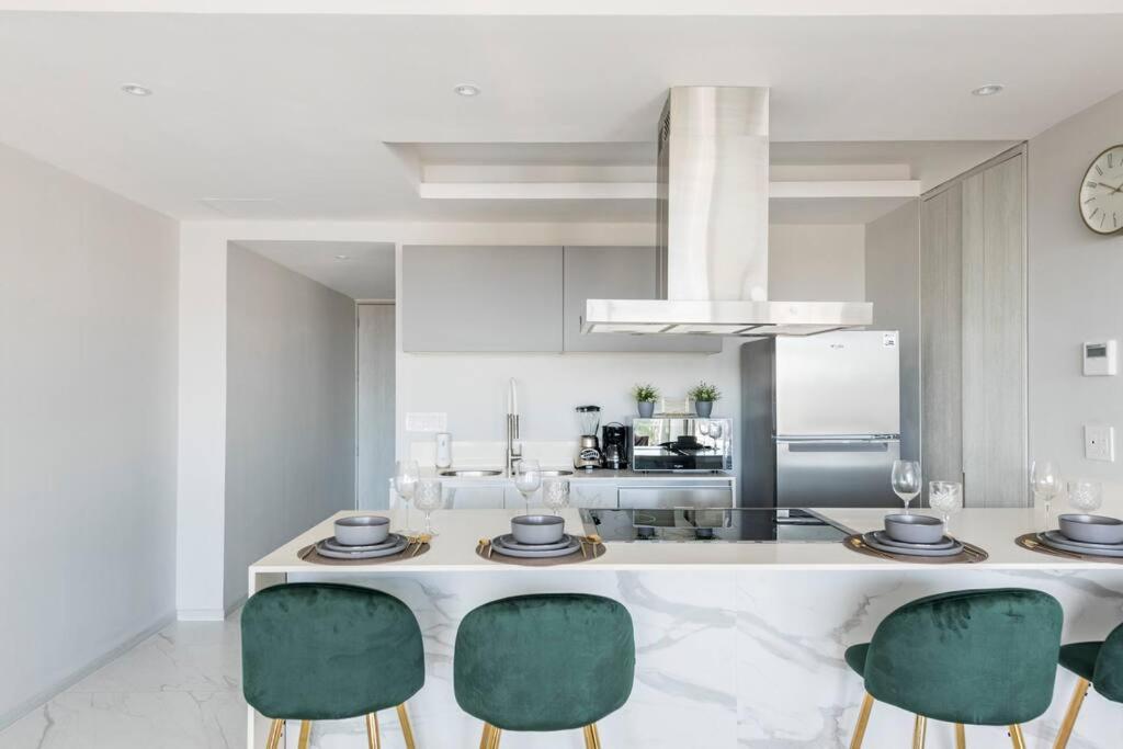 Luxury Condo On The Marina - 3