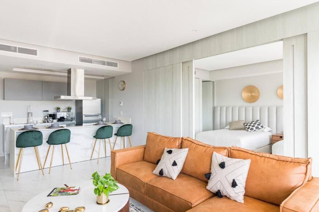 Luxury Condo On The Marina - 4