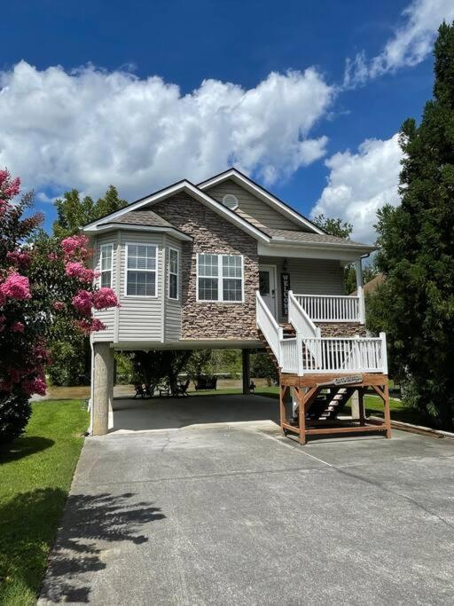 River Oar’asis, Pigeon Forge