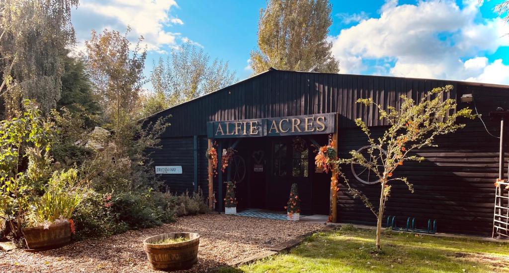 Large Private Cabin with Hot Tub, in 5 Acres - intimate Special stay For 2 Adults - plus 1 child under 2 for free - dog friendly