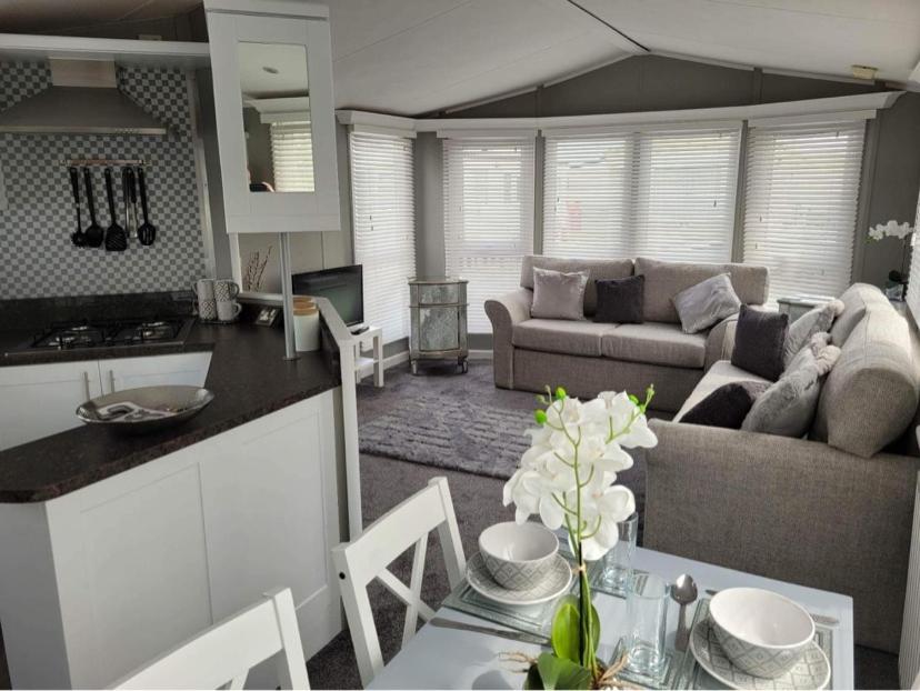 Palm Grove 28 - Golden Palm - Central heating, pet friendly, WiFi, bed linen - Meadow Lakes Caravan & Lodge Hire, Chapel Saint Leonards