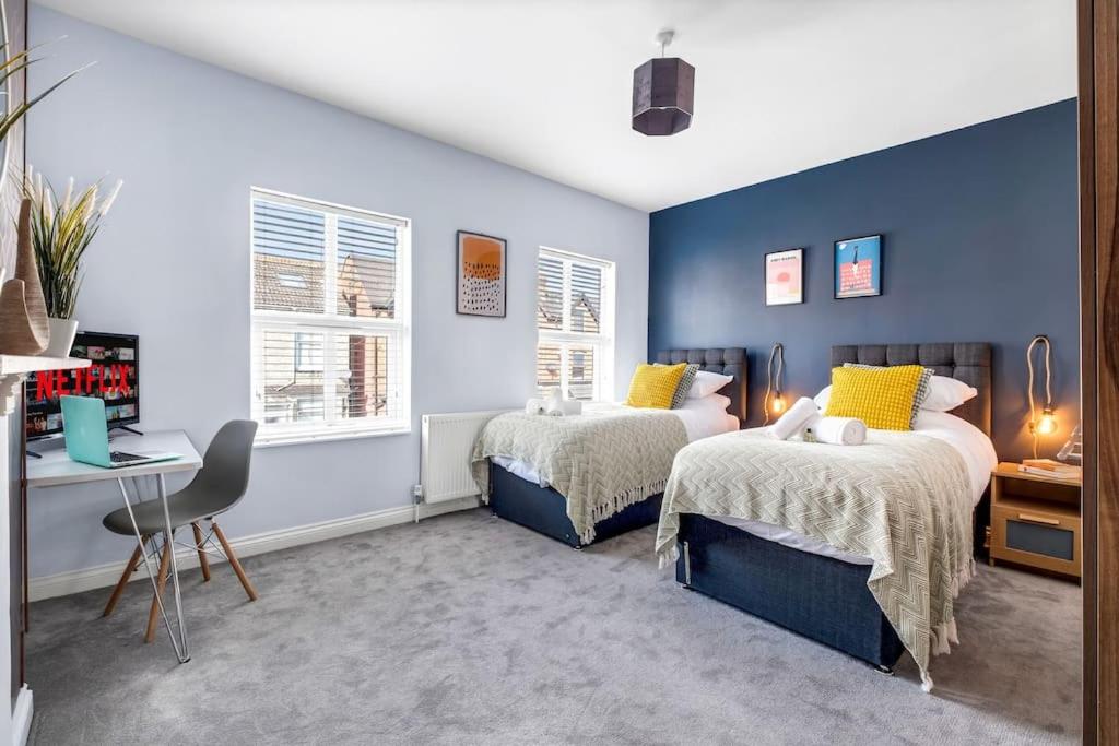 Redditch 4 Bed 3 Bath From 21 PP Per Night 5 Star, Redditch