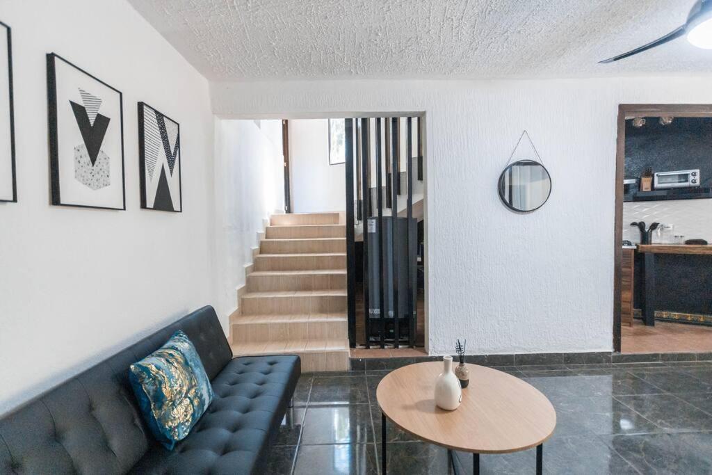 Stunning Duplex WIFI/AC 6 min walk to the beach