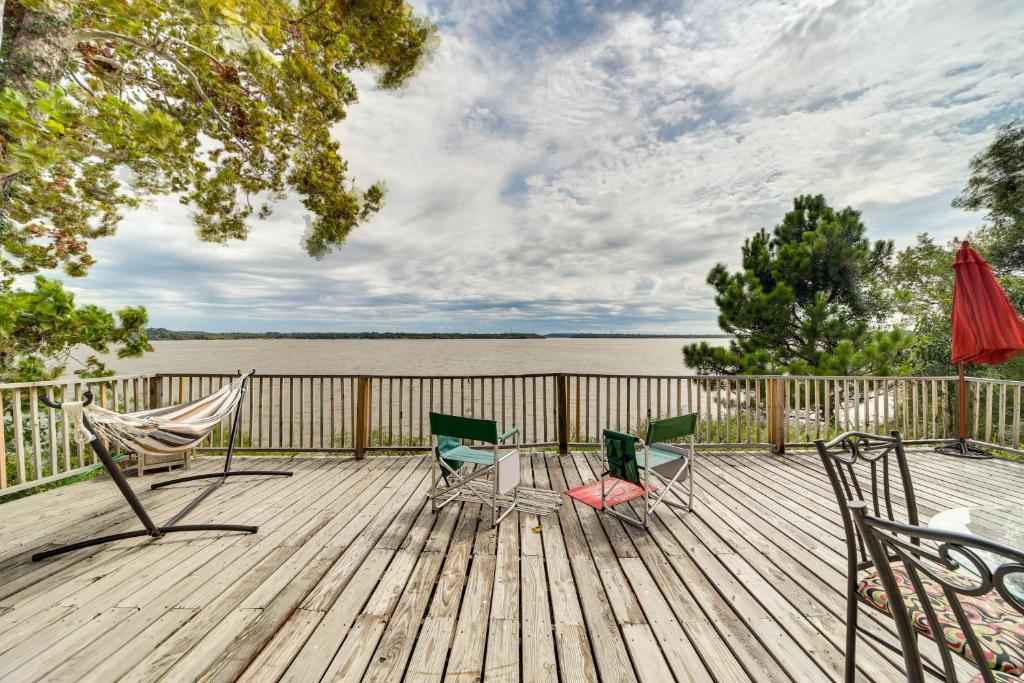 Pet-Friendly Checotah Home with Deck and Lake Views!, Checotah