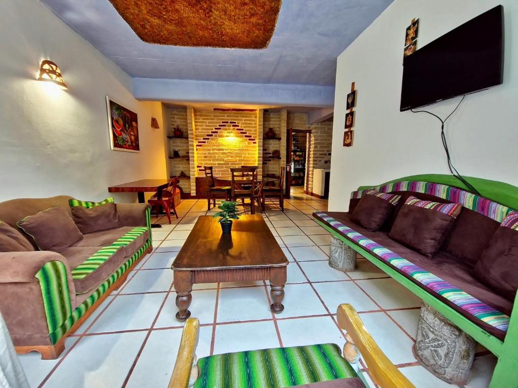 Shared lounge/TV area, Eco Suites Uxlabil Guatemala in Guatemala City