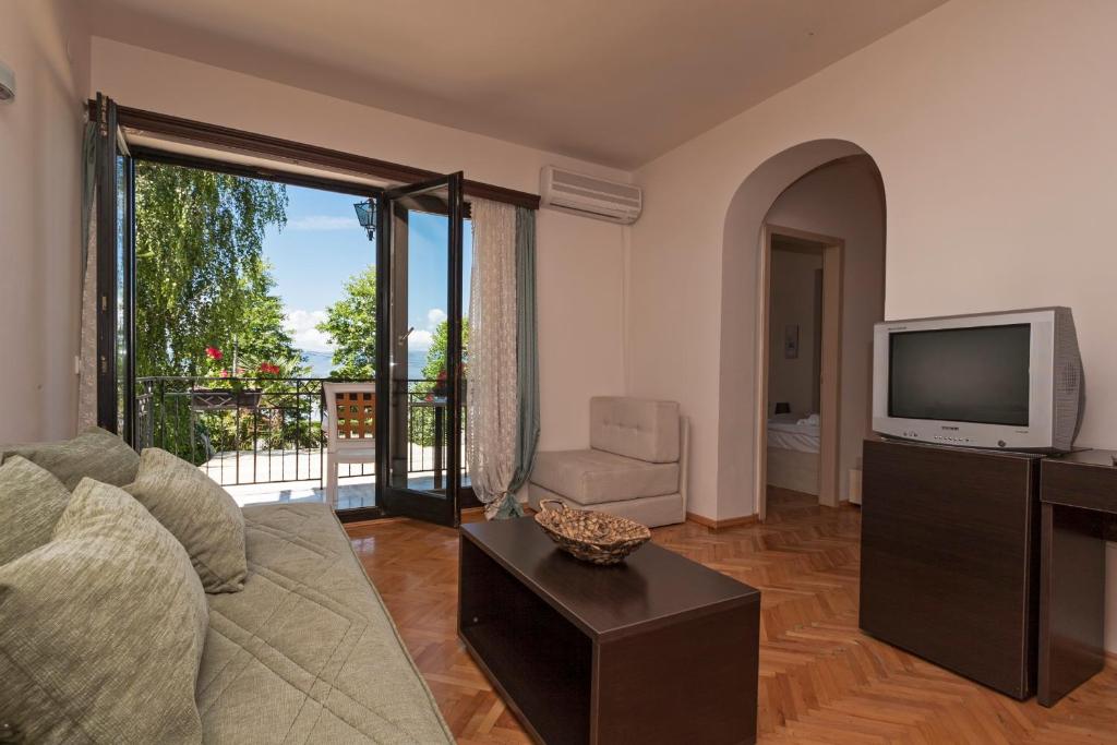 Stúdió – kilátással a tóra