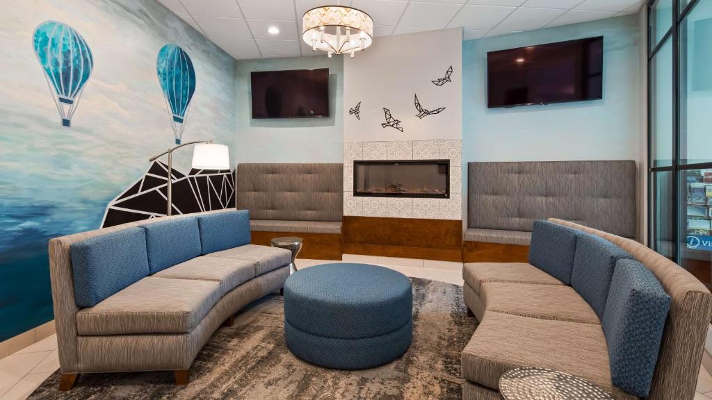 Best Western Plus Wausau Tower Inn フロント・ロビー