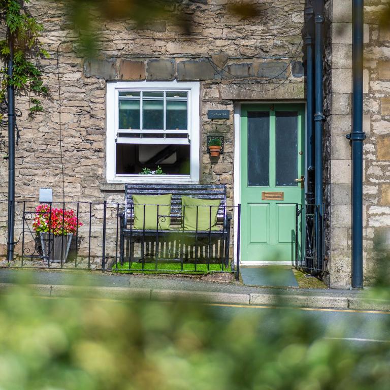 The Wee Toad Hole, Kendal - dog-friendly self-catering cottage in the town centre