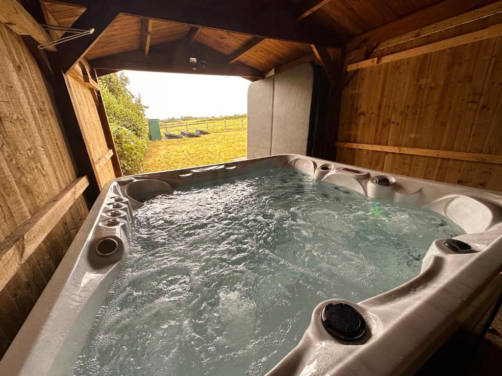 Hot Tub & GF Bedroom in Countryside Holiday Home