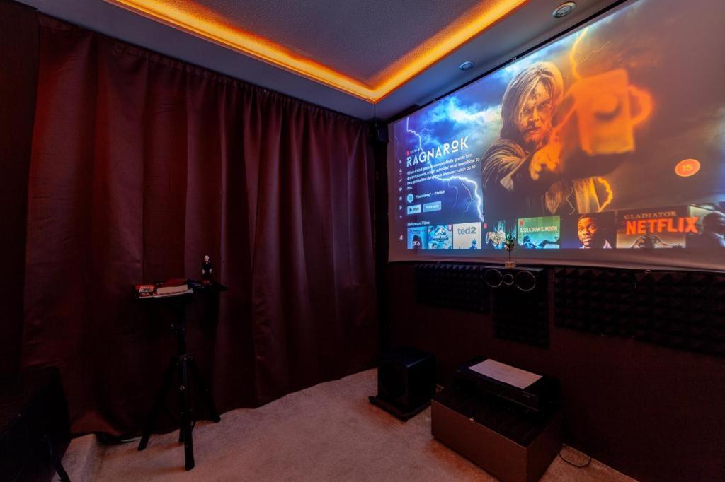 2BED Garden house w/Hot Tub, Sauna & Cinema room, Londýn