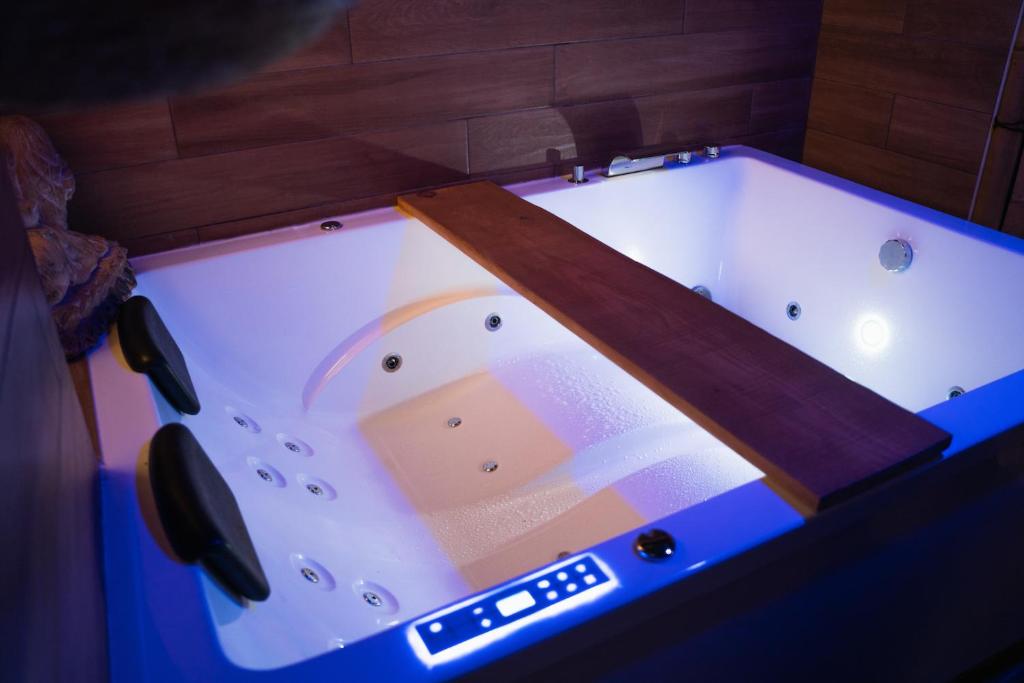Le balneo jacuzzi Vieil Antibes Safranier - 5