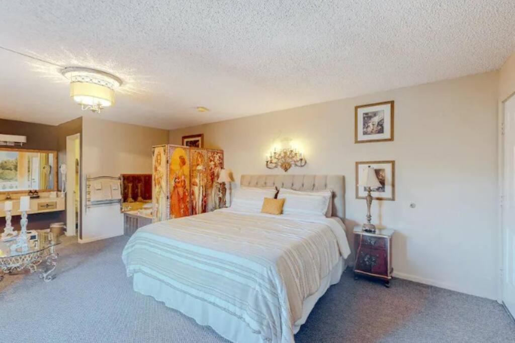 Jacuzzi Suite 206 at Tradewinds, Eureka Springs