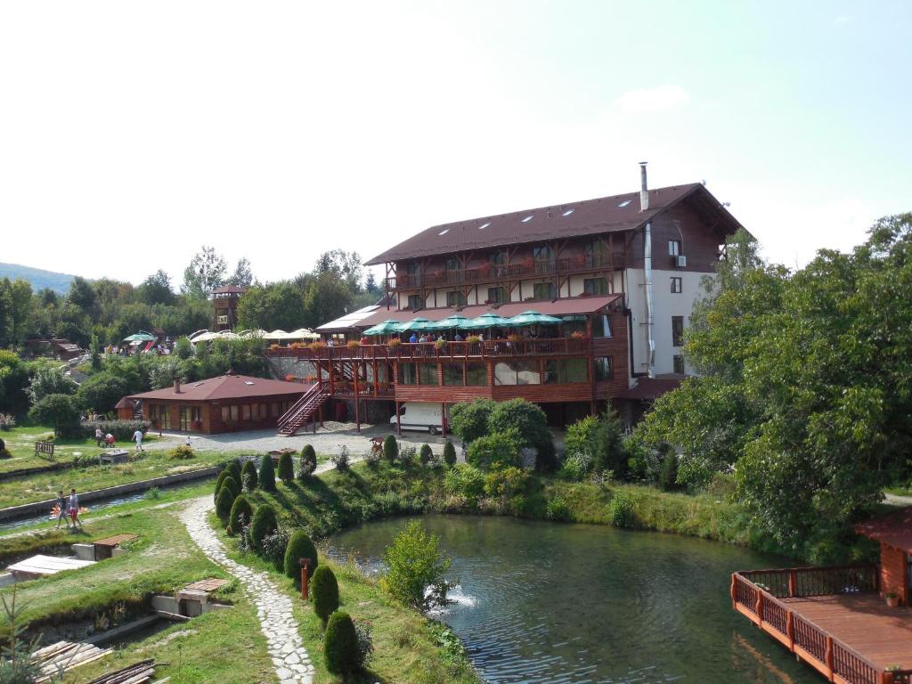 Complex Pastravaria Albota — Hotel in Porumbacu De Sus