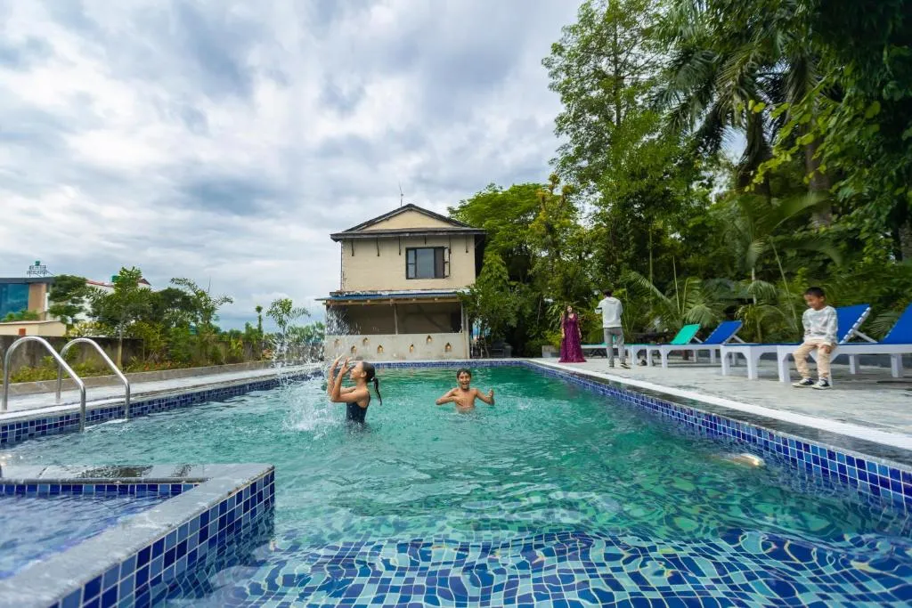 Hotel Parkside & Swimming Pool-Between Greenery and Azure ,Your Perfect Retreat, Hotel in Chitwan