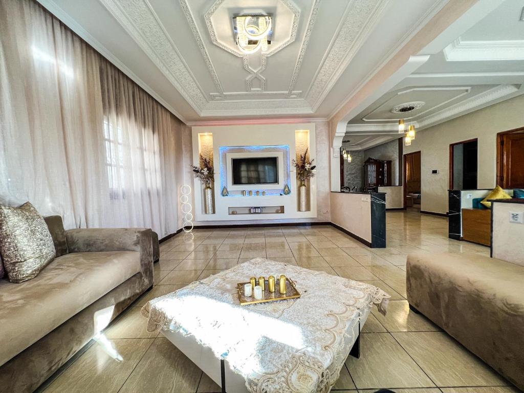 Charatane, 2 bedroom, spacious & bright 100m² at 200m beach, Mehdiya