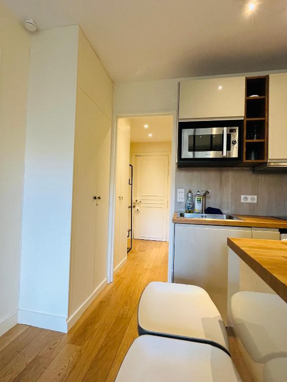 Studio with Balcony 800m to Trocadéro and Tour Eiffel - 4