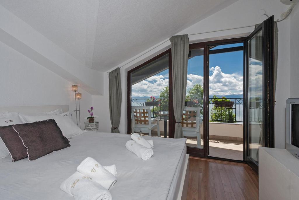 Szoba kétszemélyes ággyal - kilátással a tóra