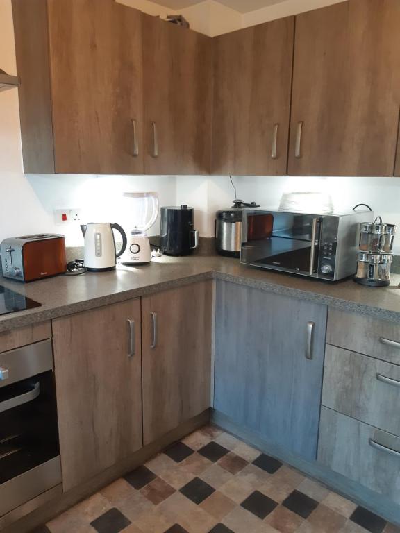 3 Bed House - Sleeps 4 - Parking - Wifi, Rushden