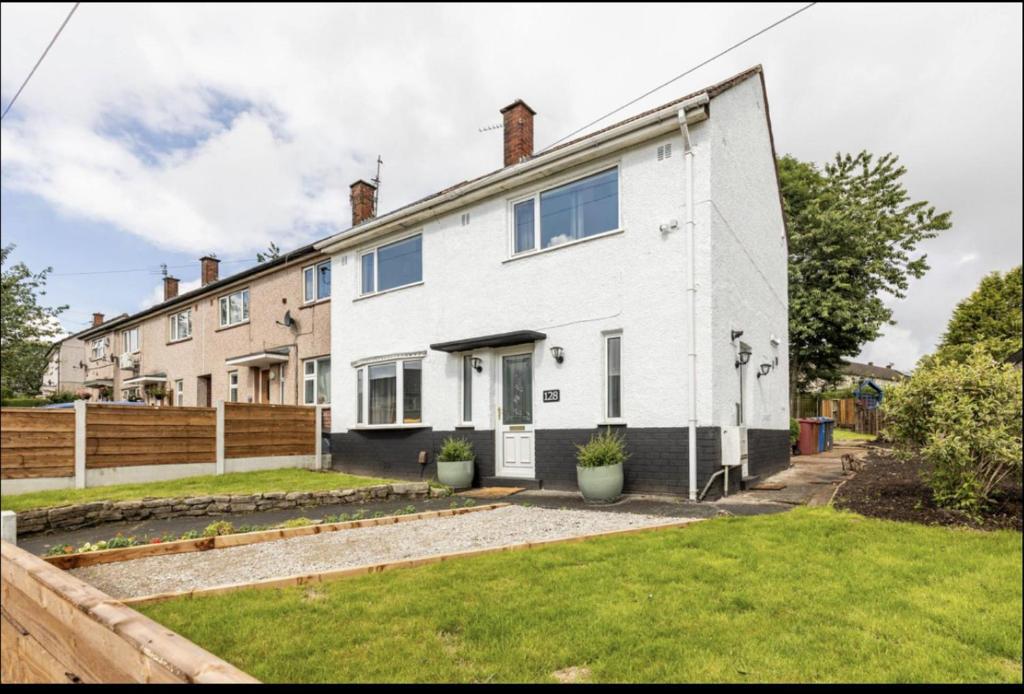 3 Bed House - Sleeps 5 - Parking - Garden - Wifi, Blackburn