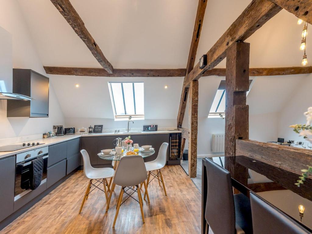 Pass the Keys 5C Charming Town Centre Apartment With Roof Top Views, Shrewsbury