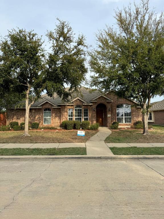 Suburban Home Cozy & Convenient!