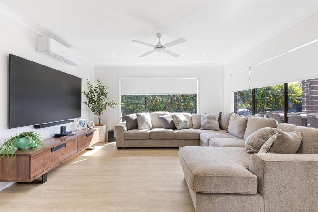 Luxe By The Marina - Hamptons Chic at Hervey Bay, Hervey Bay