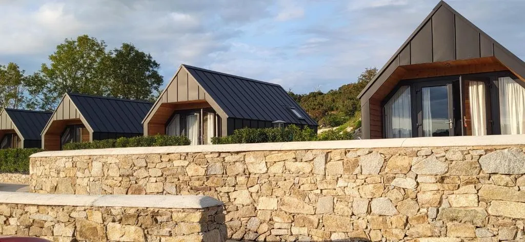 The Rocks - Luxury Glamping Resort, hotel in Newry