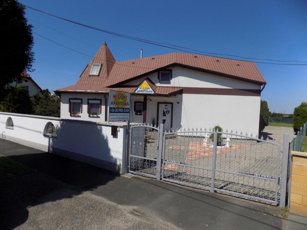 Holiday Apartman, Bük