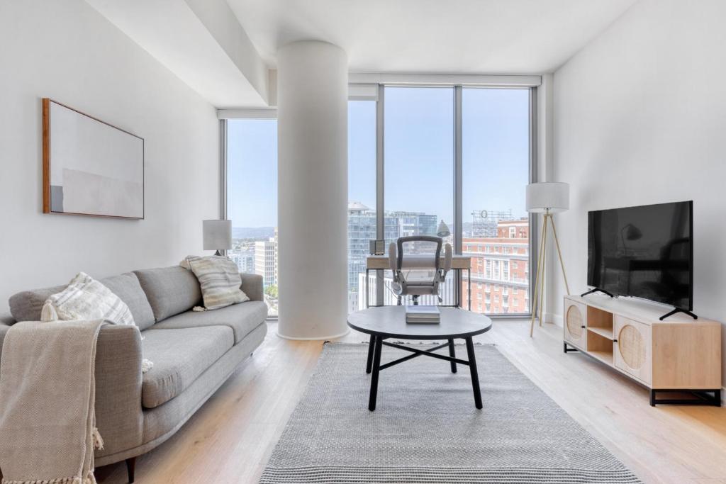 Koreatown 1BR w WD Roof Gym steps from Metro LAX-703, Los Angeles
