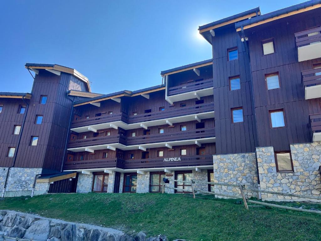 Appartement rénové ski-in/ski-out avec balcon, Wi-Fi et parking - FR-1-688-61 - 2