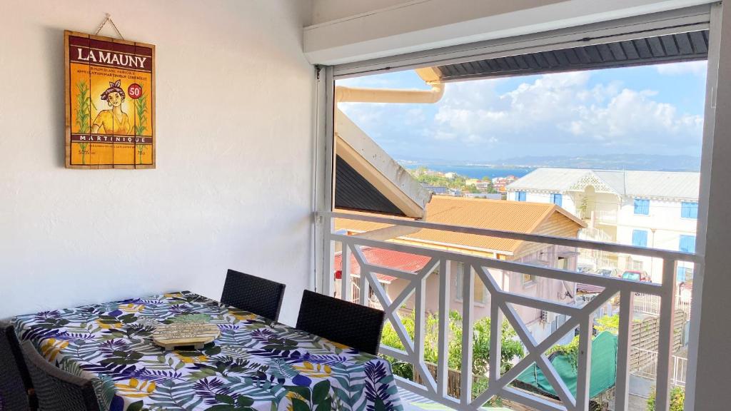 Ti Caraïbes, appartement T3 atypique, vue mer, piscine et proche plage, Les Trois-Îlets