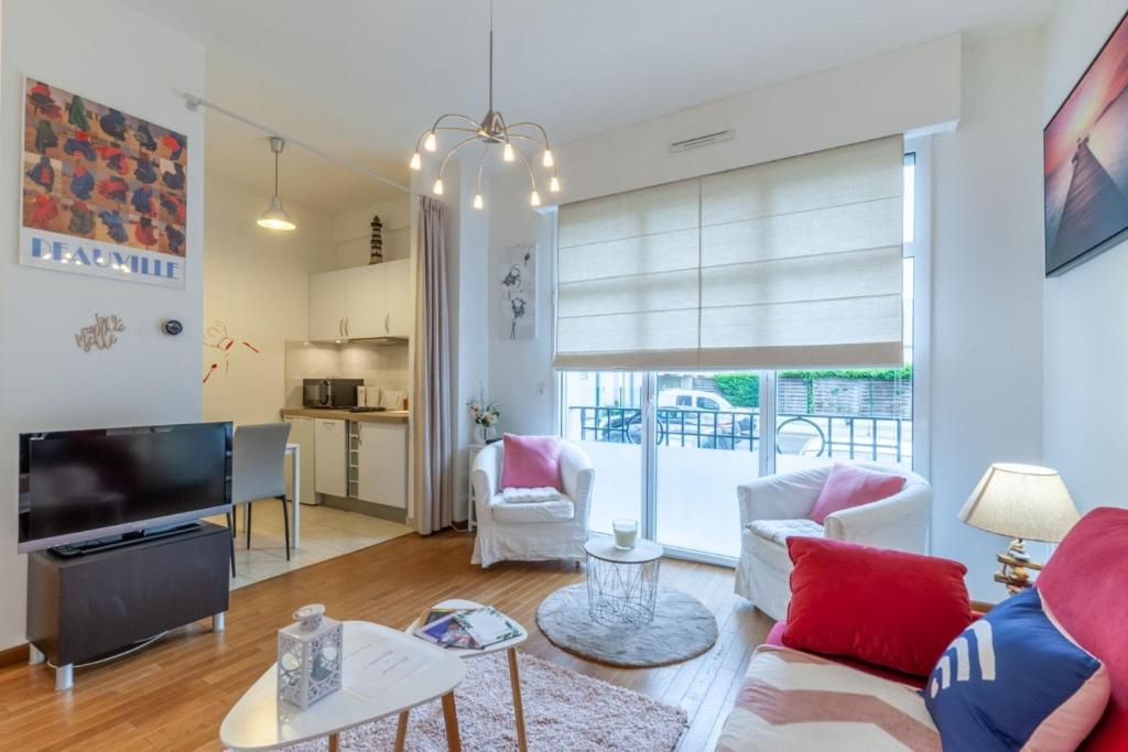 Warm studio 100m from Place Morny and Port - 2