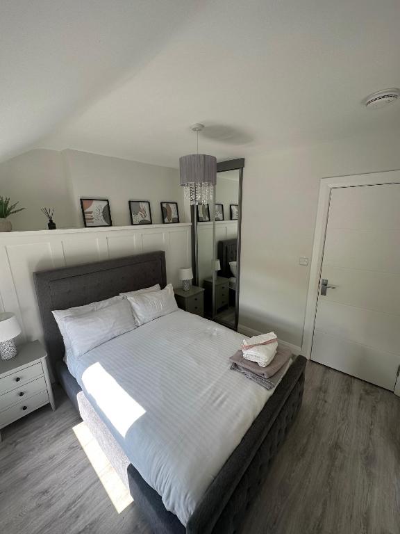 Westland Suites - Stylish, Modern, Elegant, Central Apartments A, Derry Londonderry