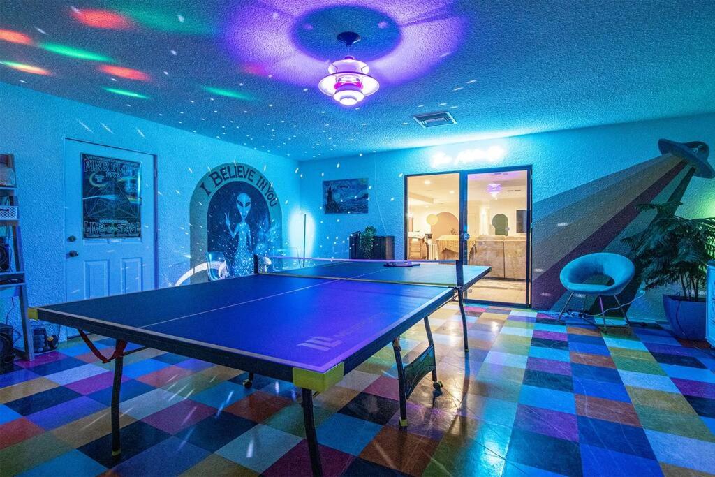 Emerald Haven! Alien Game Room - Pool - Spa - 15 Min to Joshua Tree Park!, Twentynine Palms