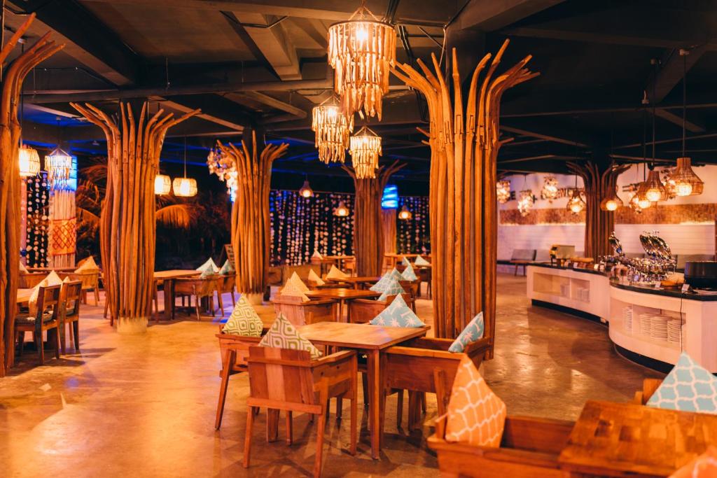 Restaurant, Mahagiri Resort Nusa Lembongan in Bali