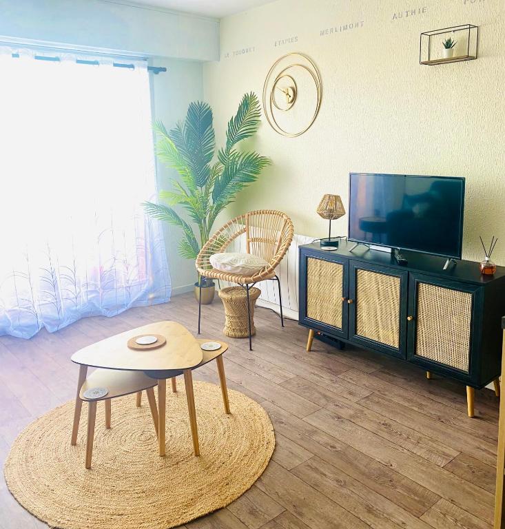 Studio Entre MER ET DUNES avec balcon vue laterale MER 50m plage pour 3 pers wifi ménage compris, Fort-Mahon-Plage